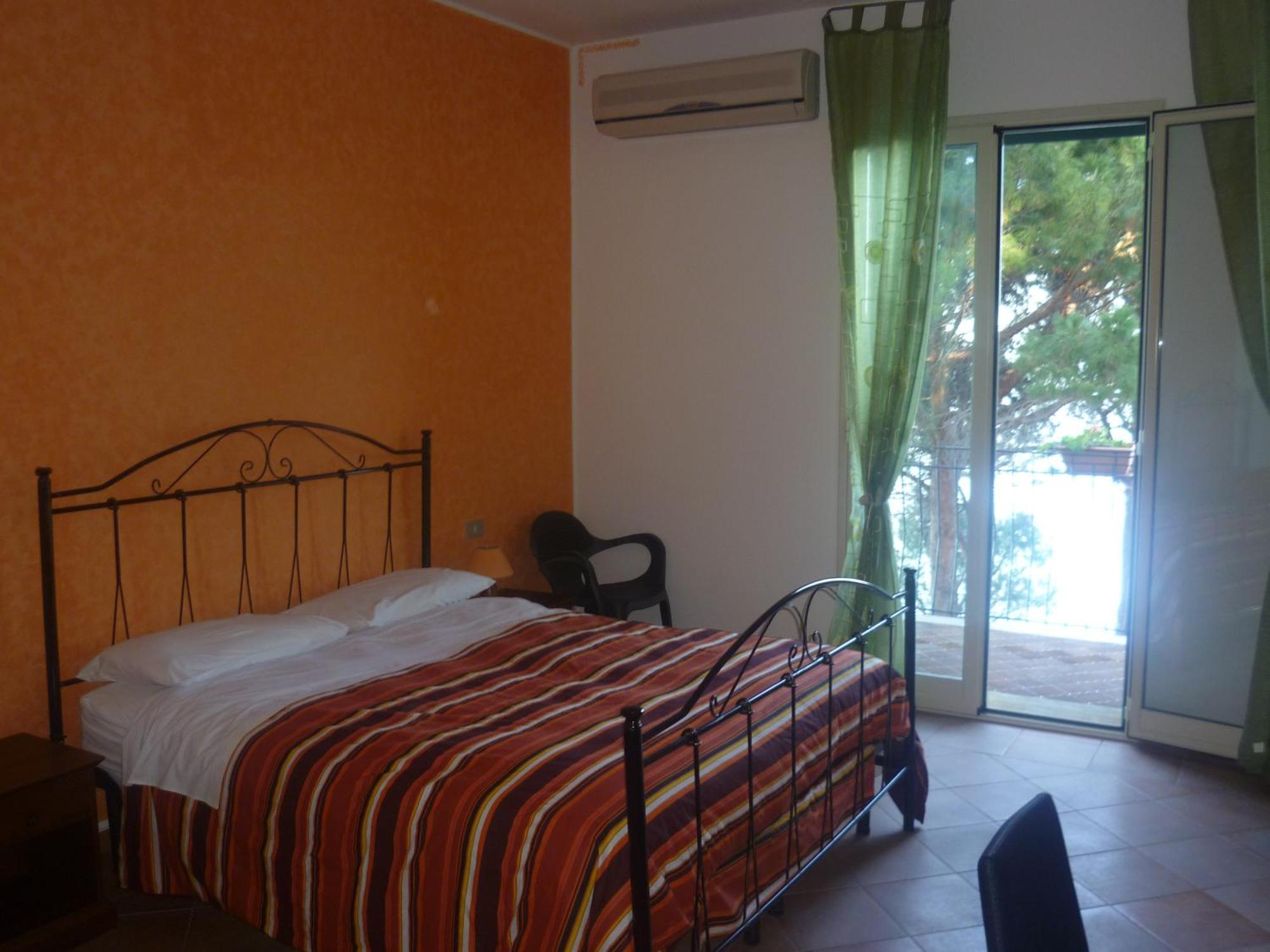 Alba Tra I Pini B&B 체팔루 객실 사진